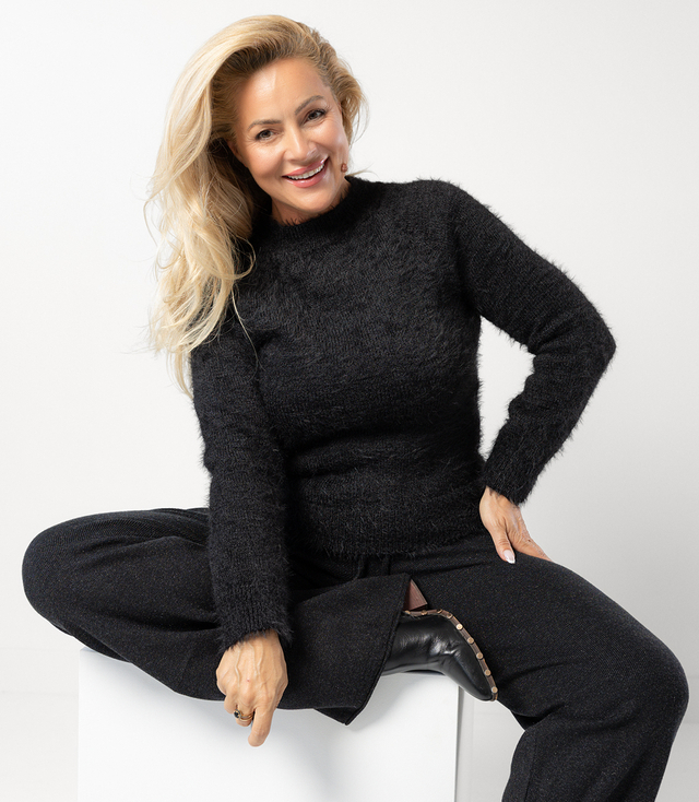 Pulover scurt pufos cu gât rotund MILA