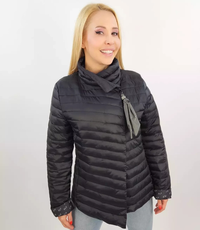 Jachetă scurtă matlasată cu breloc de tranziție