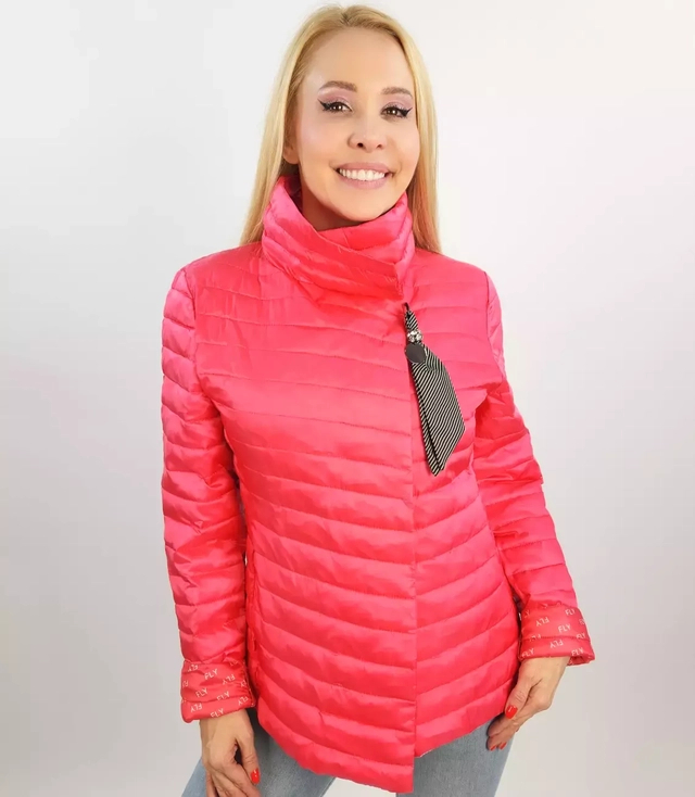 Jachetă scurtă matlasată cu breloc de tranziție