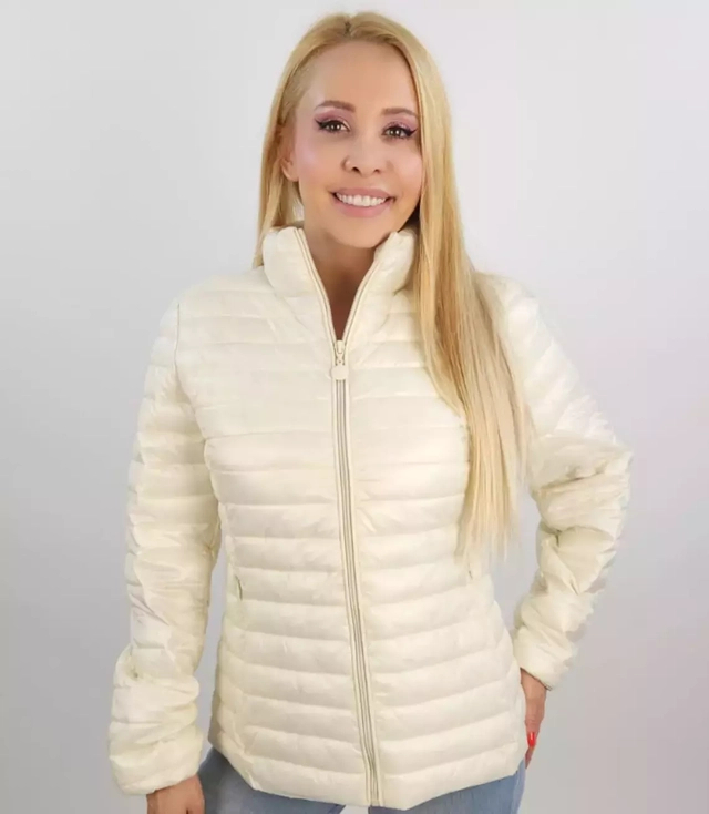 Jachetă de tranziție scurtă matlasată, cu guler ridicat